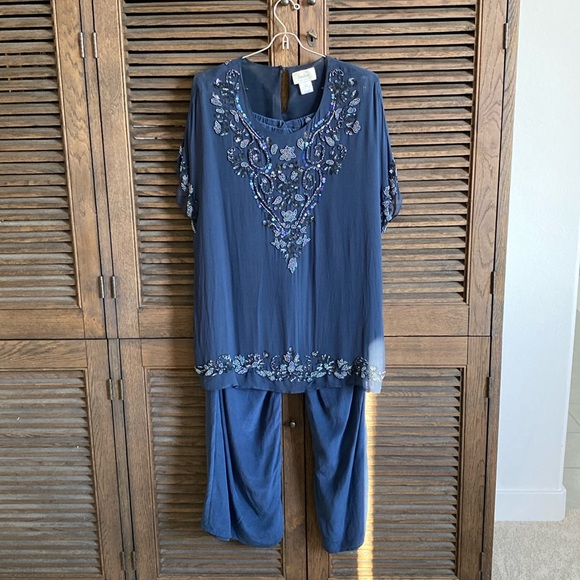 Neiman Marcus Exclusive Top & Pant Set for Evening - Picture 1 of 13